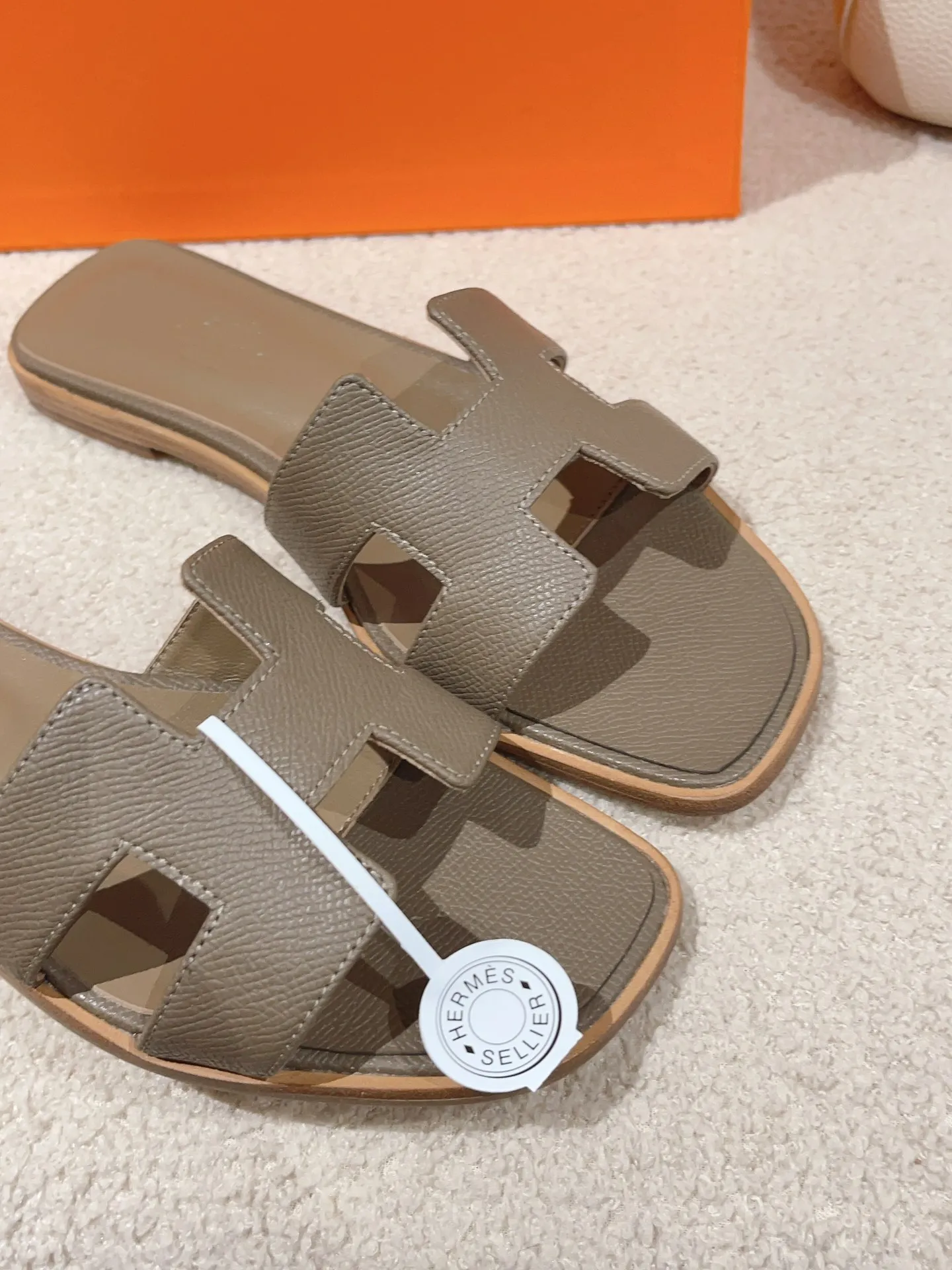 👟👟Ex-factory price 440👟👟 Hermes Hermes H slippers Oasis sandals series——————————Fashionable and versatile Super comfortable Every detail is made to the extreme Original swift calfskin Original 1:1 exclusive private mold upper/original leather outsole ▪️Packaging: Each pair of shoes comes with packaging ▪️SIZE: 35~42 (.40.41.42 customization is non-refundable and non-exchangeable)